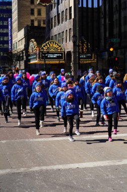 Milwaukee, Wisconsin USA - 12 Mart 2022: Cashel Akademisi İrlandalı dansçılar St. Patrick Günü geçit töreninde dans ettiler