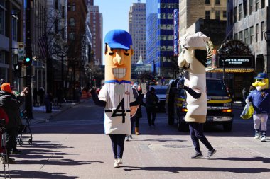 Milwaukee, Wisconsin ABD - 12 Mart 2022 Milwaukee Brewers Sosis maskotu yarışçıları St. Patrick Günü geçit töreninde yürüdüler