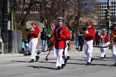 Milwaukee, Wisconsin ABD - 12 Mart 2022: St. John 's Northwestern Askeri Akademisi St. Patrick Günü geçit töreninde yürüdü