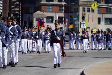 Milwaukee, Wisconsin ABD - 12 Mart 2022: St. John 's Northwestern Askeri Akademisi St. Patrick Günü geçit töreninde yürüdü