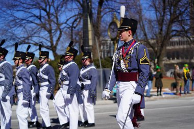 Milwaukee, Wisconsin ABD - 12 Mart 2022: St. John 's Northwestern Askeri Akademisi St. Patrick Günü geçit töreninde yürüdü