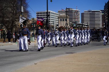 Milwaukee, Wisconsin ABD - 12 Mart 2022: St. John 's Northwestern Askeri Akademisi St. Patrick Günü geçit töreninde yürüdü