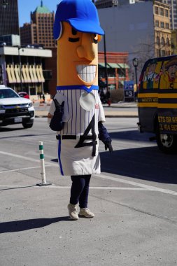 Milwaukee, Wisconsin ABD - 12 Mart 2022 Milwaukee Brewers Sosis maskotu yarışçıları St. Patrick Günü geçit töreninde yürüdüler.