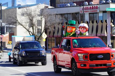 Milwaukee, Wisconsin ABD - 12 Mart 2022: Aziz Patrick Günü geçidi üyeleri bayramı kutlamak için cüce kostümler giydiler.