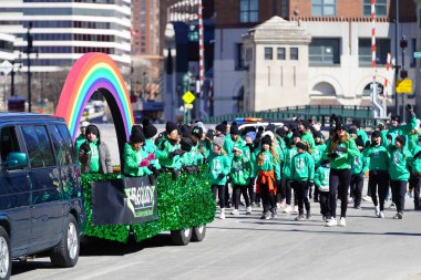 Milwaukee, Wisconsin ABD - 12 Mart 2022: İrlanda Beglan Akademisi üyeleri St. Patrick Günü geçit töreninde dans ettiler.
