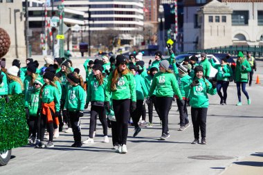 Milwaukee, Wisconsin ABD - 12 Mart 2022: İrlanda Beglan Akademisi üyeleri St. Patrick Günü geçit töreninde dans ettiler.
