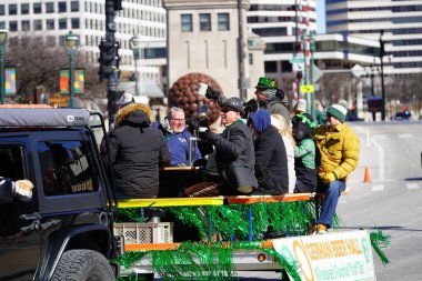 Milwaukee, Wisconsin ABD - 12 Mart 2022: Aziz Patrick Günü geçidi üyeleri bayramı kutlamak için cüce kostümler giydiler.