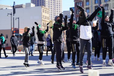 Milwaukee, Wisconsin ABD - 12 Mart 2022: Üyeler McNamara McCarthy İrlanda Dans Okulu St. Patrick Günü geçit töreninde dans etti.