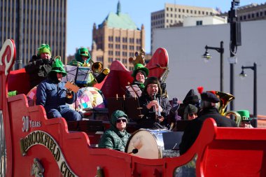 Milwaukee, Wisconsin ABD - 12 Mart 2022: Aziz Patrick Günü geçidi üyeleri bayramı kutlamak için cüce kostümler giydiler.