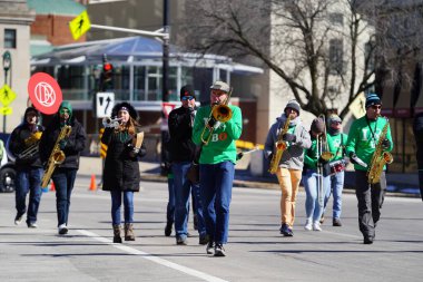 Milwaukee, Wisconsin ABD - 12 Mart 2022: İrlandalı sokak grubu St. Patrick Günü geçit töreninde yürüdü ve müzik çaldı.