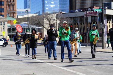 Milwaukee, Wisconsin ABD - 12 Mart 2022: İrlandalı sokak grubu St. Patrick Günü geçit töreninde yürüdü ve müzik çaldı.