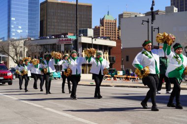 Milwaukee, Wisconsin ABD - 12 Mart 2022: Dansçı büyükanneler Aziz Patrick Günü kutlamaları sırasında dans ettiler
