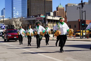 Milwaukee, Wisconsin ABD - 12 Mart 2022: Dansçı büyükanneler Aziz Patrick Günü kutlamaları sırasında dans ettiler