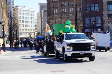 Milwaukee, Wisconsin ABD - 12 Mart 2022: Üyeler McNamara McCarthy İrlanda Dans Okulu St. Patrick Günü geçit töreninde dans etti