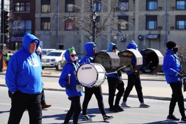 Milwaukee, Wisconsin ABD - 12 Mart 2022: Milwaukee Lisesi müzik grubu St. Patrick Günü geçit töreninde yürüdü.