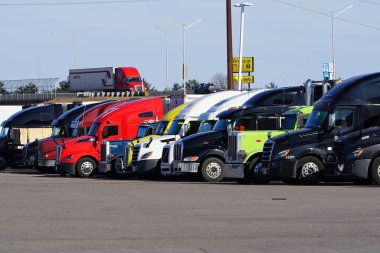 Tomah, Wisconsin ABD - 23 Mart 2023: Karışık renkli kamyonlar Kwik kamyon durağında park halinde.