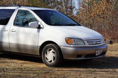 Yeni Lizbon, Wisconsin ABD - 25 Mart 2023 2002 Beyaz Toyota Sienna dışarıda park halinde..