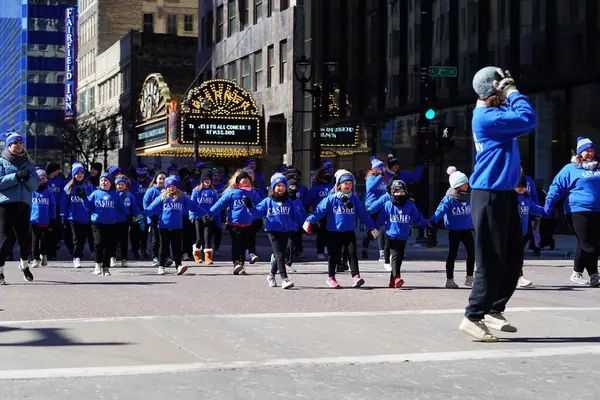 Milwaukee, Wisconsin USA - 12 Mart 2022: Cashel Akademisi İrlandalı dansçılar St. Patrick Günü geçit töreninde dans ettiler.