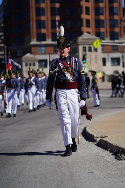 ウィスコンシン州ミルウォーキー 2022年3月12日 セントジョンズ ノースウェスタン軍事アカデミーは 制服を着たセント パトリックの日パレードで行進した — ストック写真
