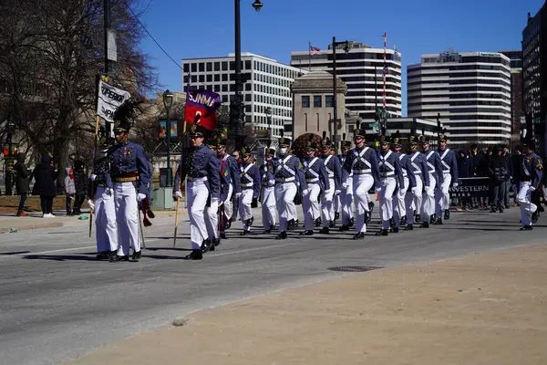 美国威斯康星州密尔沃基 2022年3月12日 圣约翰西北军事学院身着制服参加圣帕特里克节游行 — 图库照片