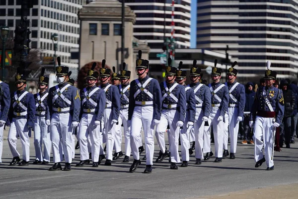 美国威斯康星州密尔沃基 2022年3月12日 圣约翰西北军事学院身着制服参加圣帕特里克节游行 — 图库照片