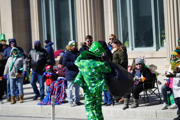 美国威斯康星州密尔沃基 2022年3月12日 圣帕特里克节阅兵式的成员们身着Leprechaun服装庆祝节日 — 图库照片