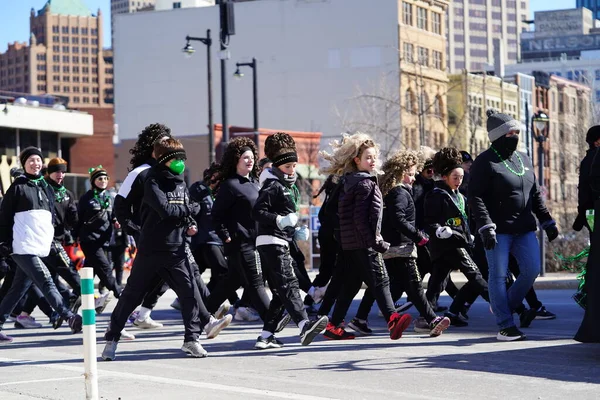 stock image Milwaukee, Wisconsin USA - March 12th, 2022: Members McNamara McCarthy School of Irish Dance danced in St. Patrick's Day parade.