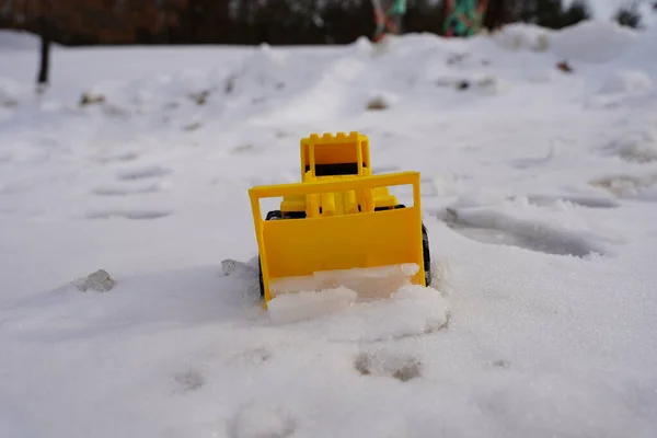 Κίτρινα Παιδιά Φόρτωμα Μπροστά Κατασκευαστικό Παιχνίδι Κάθεται Στο Χιόνι Κατά — Φωτογραφία Αρχείου