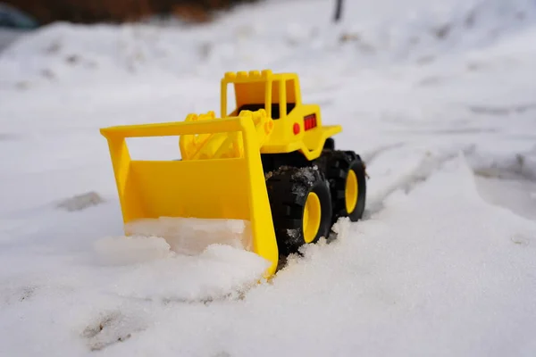 Gele Kids Front Loader Bouw Speelgoed Zit Sneeuw Tijdens Het — Stockfoto