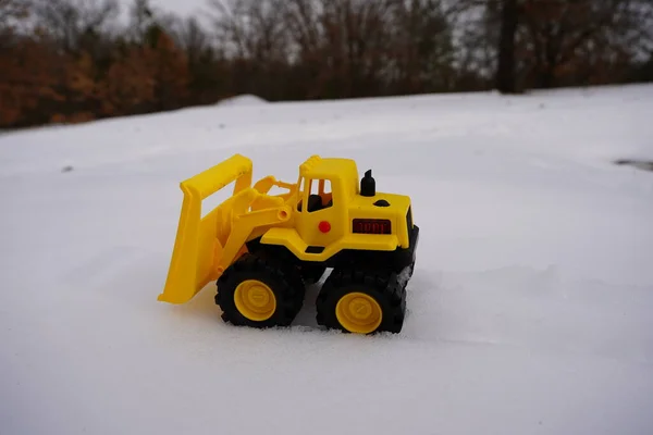 Gele Kids Front Loader Bouw Speelgoed Zit Sneeuw Tijdens Het — Stockfoto