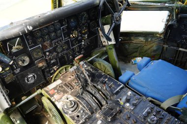 Dodgeville, Wisconsin ABD - 14 Nisan 2023: terk edilmiş eski bir Boeing C-97 'nin içinde.