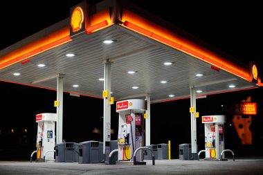 Tomah, Wisconsin ABD - 15 Nisan 2022: Gece parlayan kabuk yakıt istasyonu.
