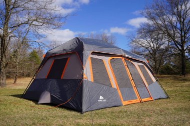 Yeni Lizbon, Wisconsin ABD - 18 Mayıs 2022: Koyu gri turuncu süs Ozark Patikası 14 x 10 ekstra büyük çadır.