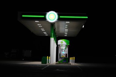 Yeni Lizbon, Wisconsin ABD - 15 Nisan 2022: BP yakıt istasyonu halka hizmet ederken gece parlıyor.