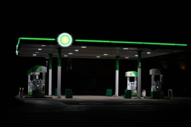 Yeni Lizbon, Wisconsin ABD - 15 Nisan 2022: BP yakıt istasyonu halka hizmet ederken gece parlıyor.