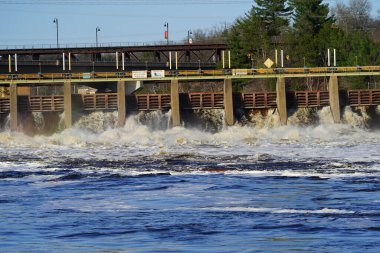 Wisconsin Dells, Wisconsin ABD - 18 Nisan 2023: Hidroelektrik santrali Kilbourn Barajı çevredeki halka güç sağlıyor.