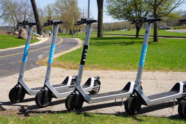 Rockford, Illinois ABD - 18 Nisan 2023: Sürücüler için kuş elektrikli scooter çevre dostu ulaşım.