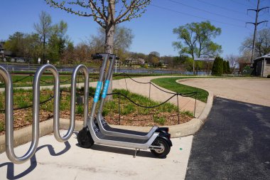 Rockford, Illinois ABD - 18 Nisan 2023: Sürücüler için kuş elektrikli scooterlar çevre dostu ulaşım.