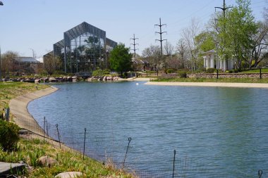 İnsanlar botanik bahçesi ve konservatuarın arkasında lagün yarattılar..