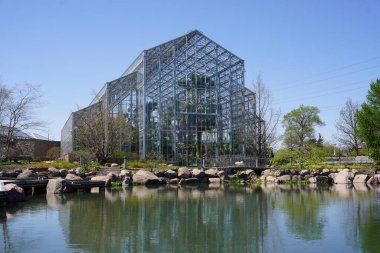 İnsanlar botanik bahçesi ve konservatuarın arkasında lagün yarattılar..