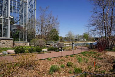 İnsanlar botanik bahçesi ve konservatuarın arkasında lagün yarattılar..