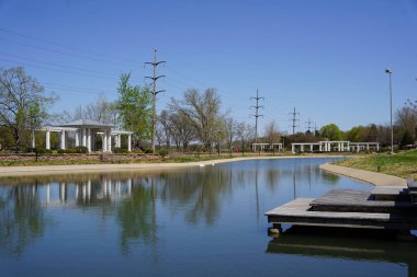 İnsanlar botanik bahçesi ve konservatuarın arkasında lagün yarattılar..