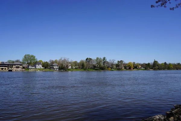 ロックフォード イリノイ州 アメリカ 2023 ロック川沿いに座って美しい高級家 — ストック写真