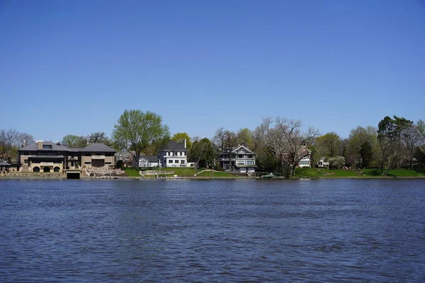 Rockford Illinois Usa 2023 Április Gyönyörű Luxusházak Ülnek Rock River — Stock Fotó