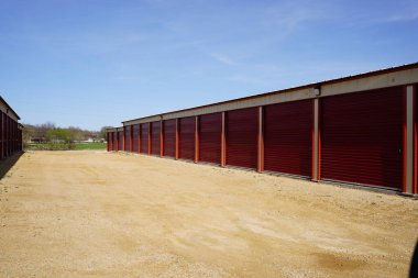 Mauston, Wisconsin ABD - 28 Ekim 2021: Toplumun eşyaları saklamak için kullandığı kırmızı depolama birimleri.