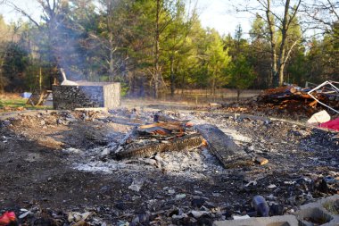 Dışarıdaki ateş çukurunda yanan odun yığını.