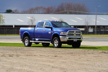 Tomah, Wisconsin ABD - 29 Nisan 2023: Blue 2010 Dodge Ram 2500 kamyonet yol kenarında kullanılmadan duruyor.