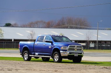 Tomah, Wisconsin ABD - 29 Nisan 2023: Blue 2010 Dodge Ram 2500 kamyonet yol kenarında kullanılmadan duruyor.