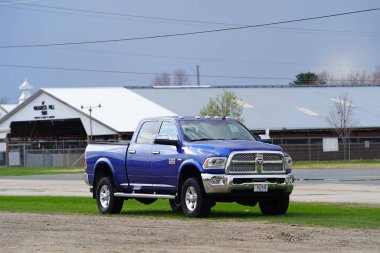 Tomah, Wisconsin ABD - 29 Nisan 2023: Blue 2010 Dodge Ram 2500 kamyonet yol kenarında kullanılmadan duruyor.