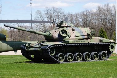 New Lisbon, Wisconsin ABD - 10 Kasım 2022: 1978 M60A3 ABD savaş tankı Gaziler Evi 'nde anıt olarak bulunuyor.
